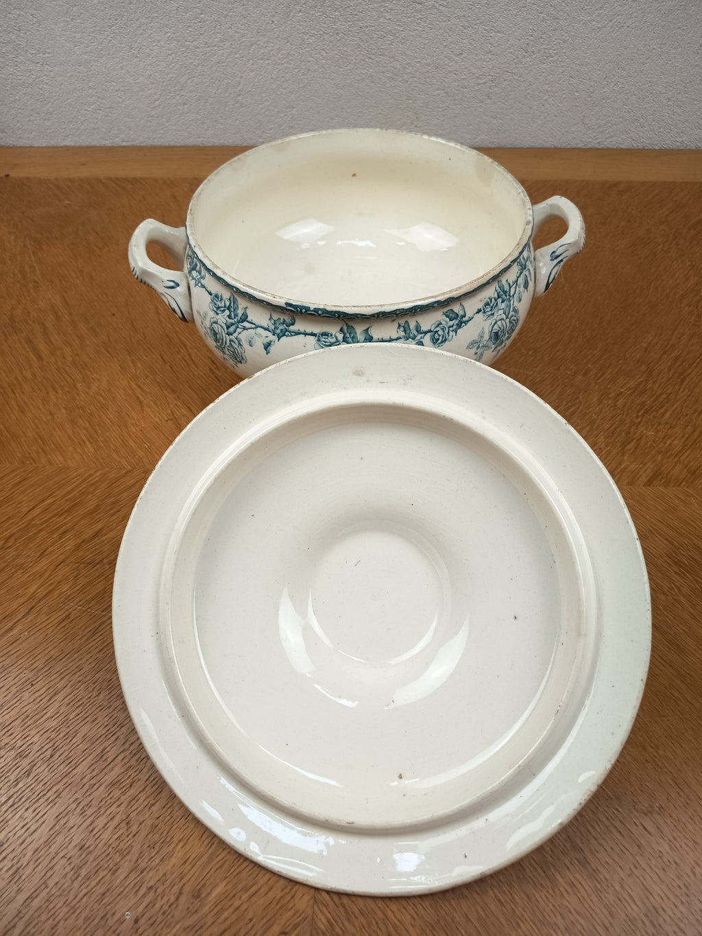 Soupière ancienne Boulenger Choisy-le-Roi en Terre de Fer décor Cyclamen bleu