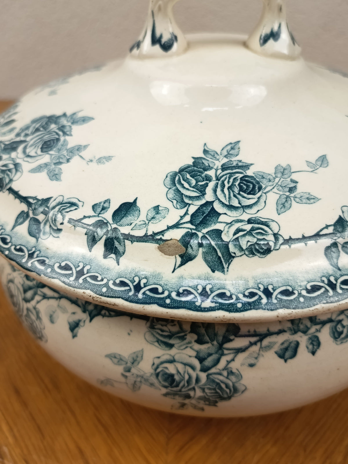 Soupière ancienne Boulenger Choisy-le-Roi en Terre de Fer décor Cyclamen bleu