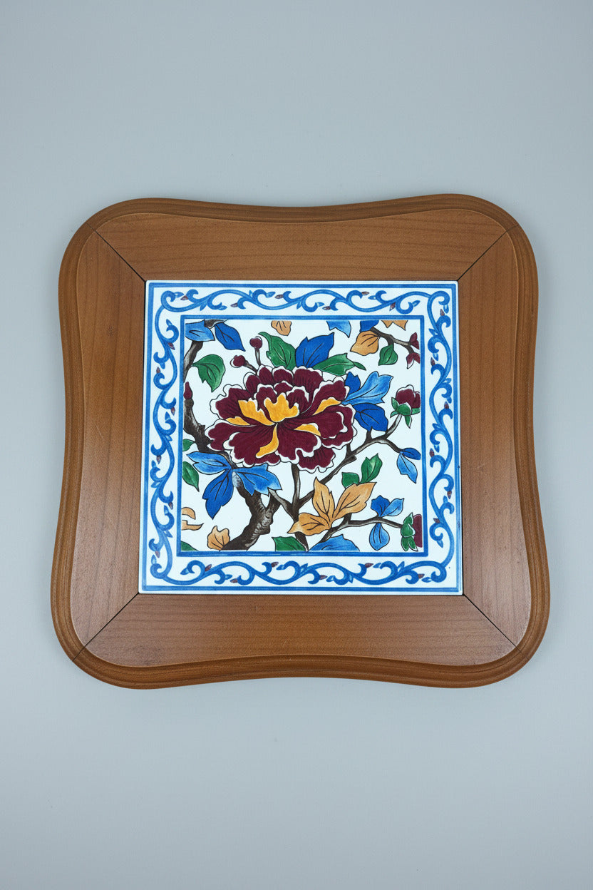 Dessous-de-plat vintage en bois avec carreau en faïence de Gien décor Pivoines
