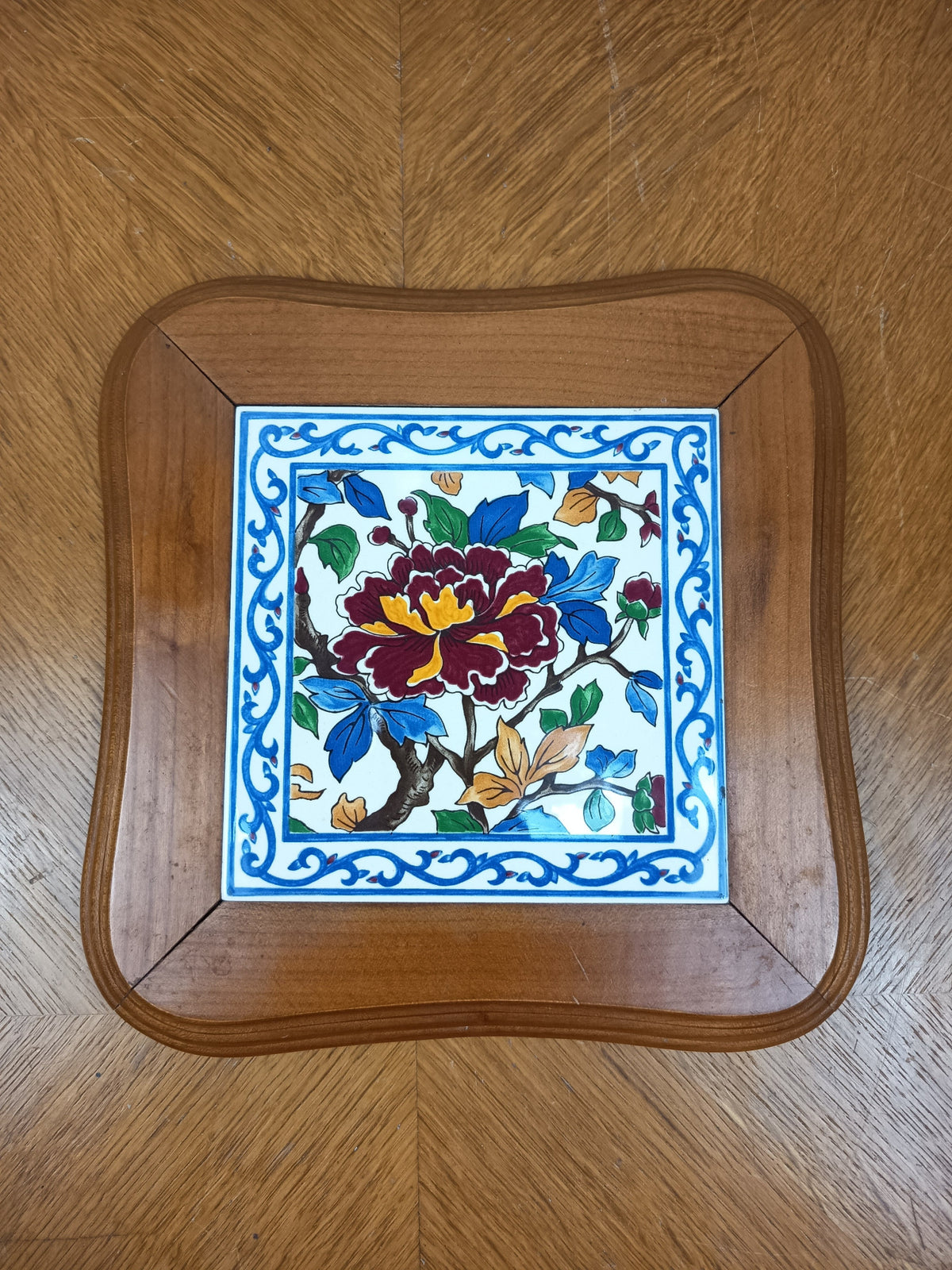 Dessous-de-plat vintage en bois avec carreau en faïence de Gien décor Pivoines