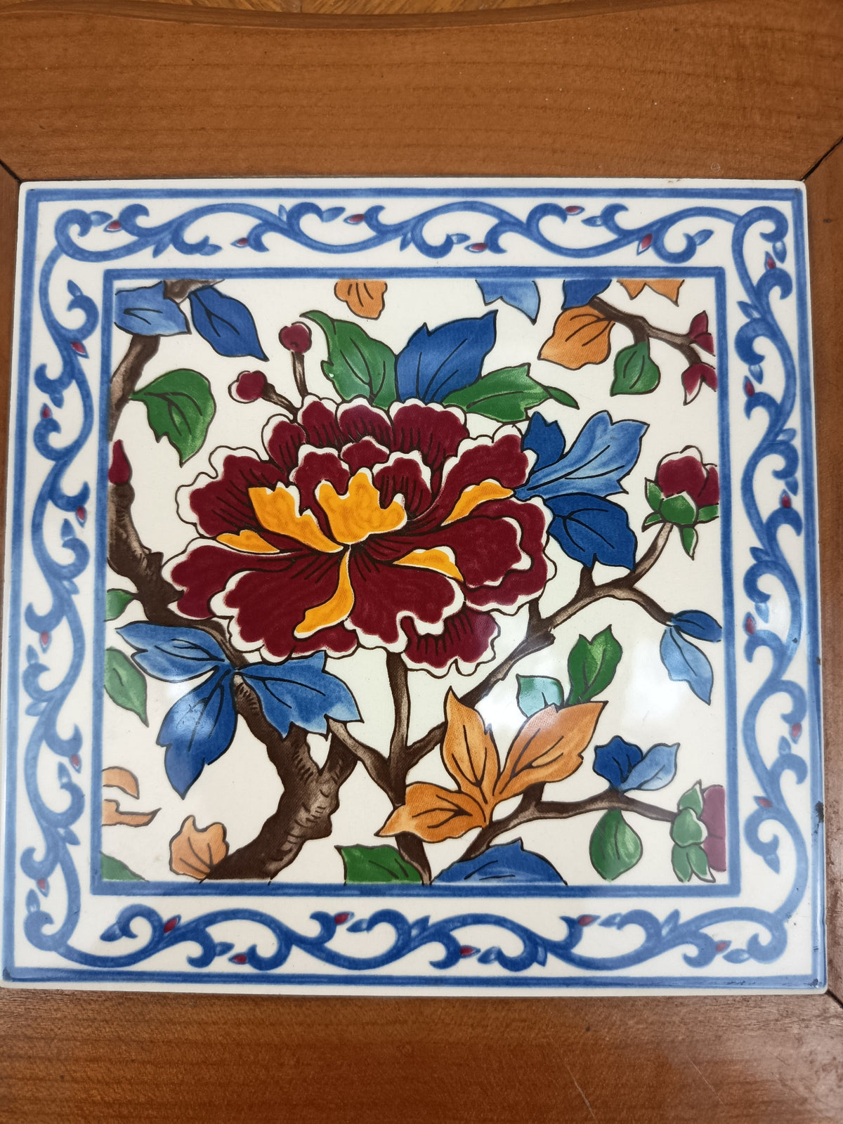Dessous-de-plat vintage en bois avec carreau en faïence de Gien décor Pivoines