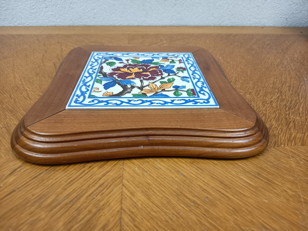 Dessous-de-plat vintage en bois avec carreau en faïence de Gien décor Pivoines
