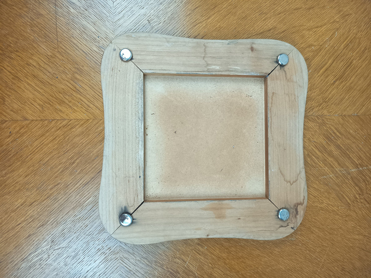 Dessous-de-plat vintage en bois avec carreau en faïence de Gien décor Pivoines