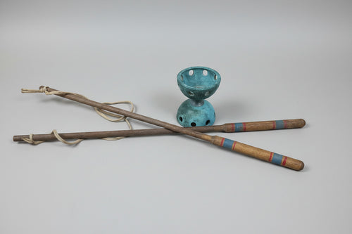 Ancien diabolo français Le Diavolux en caoutchouc vert avec baguettes en bois