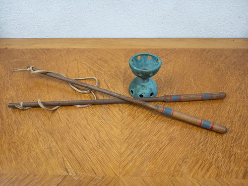 Ancien diabolo français Le Diavolux en caoutchouc vert avec baguettes en bois
