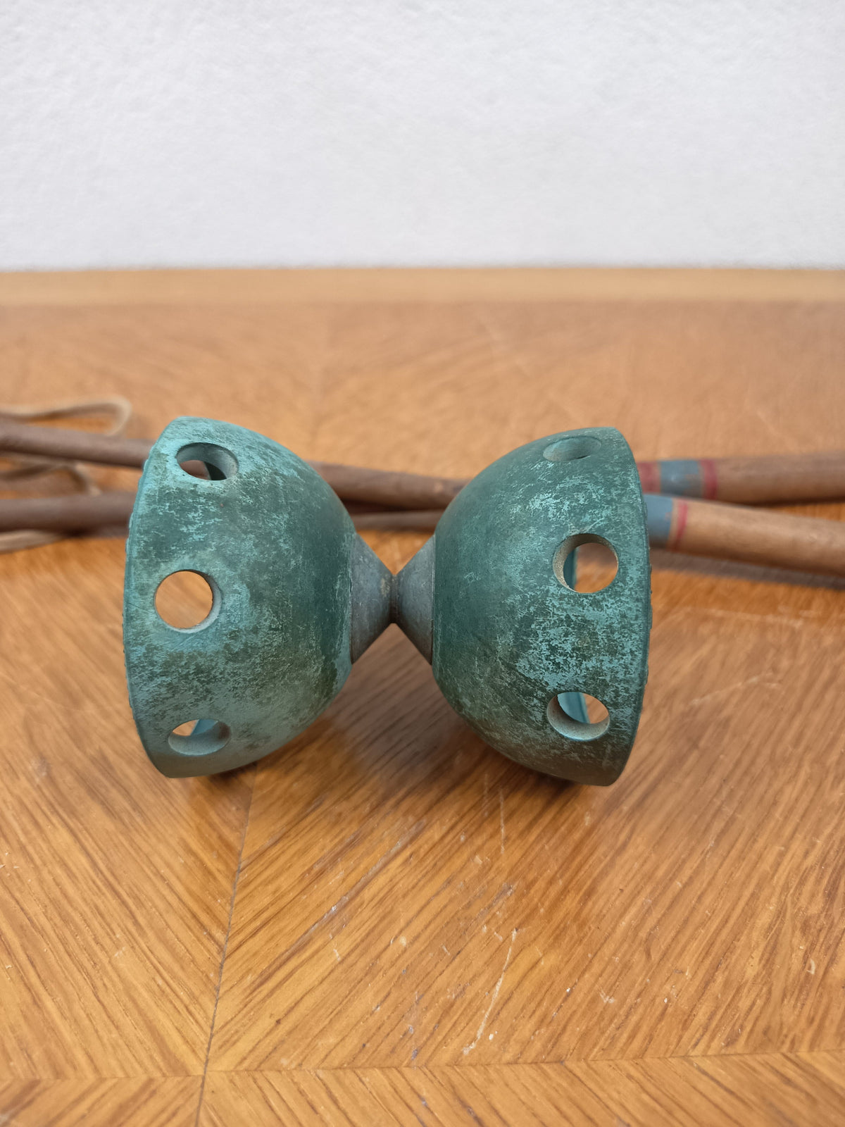 Ancien diabolo français Le Diavolux en caoutchouc vert avec baguettes en bois