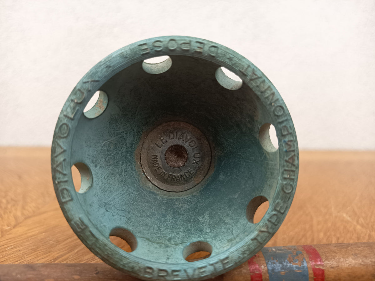 Ancien diabolo français Le Diavolux en caoutchouc vert avec baguettes en bois