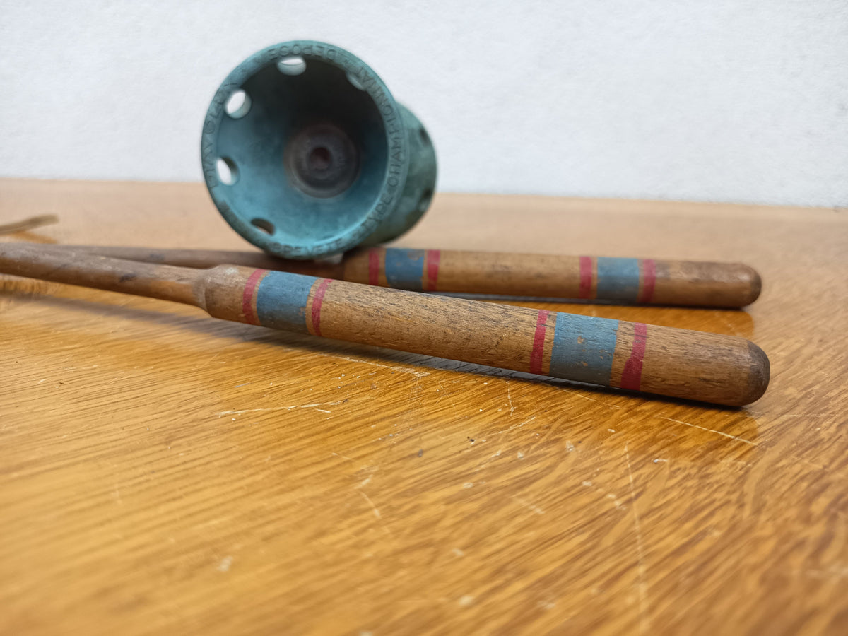 Ancien diabolo français Le Diavolux en caoutchouc vert avec baguettes en bois