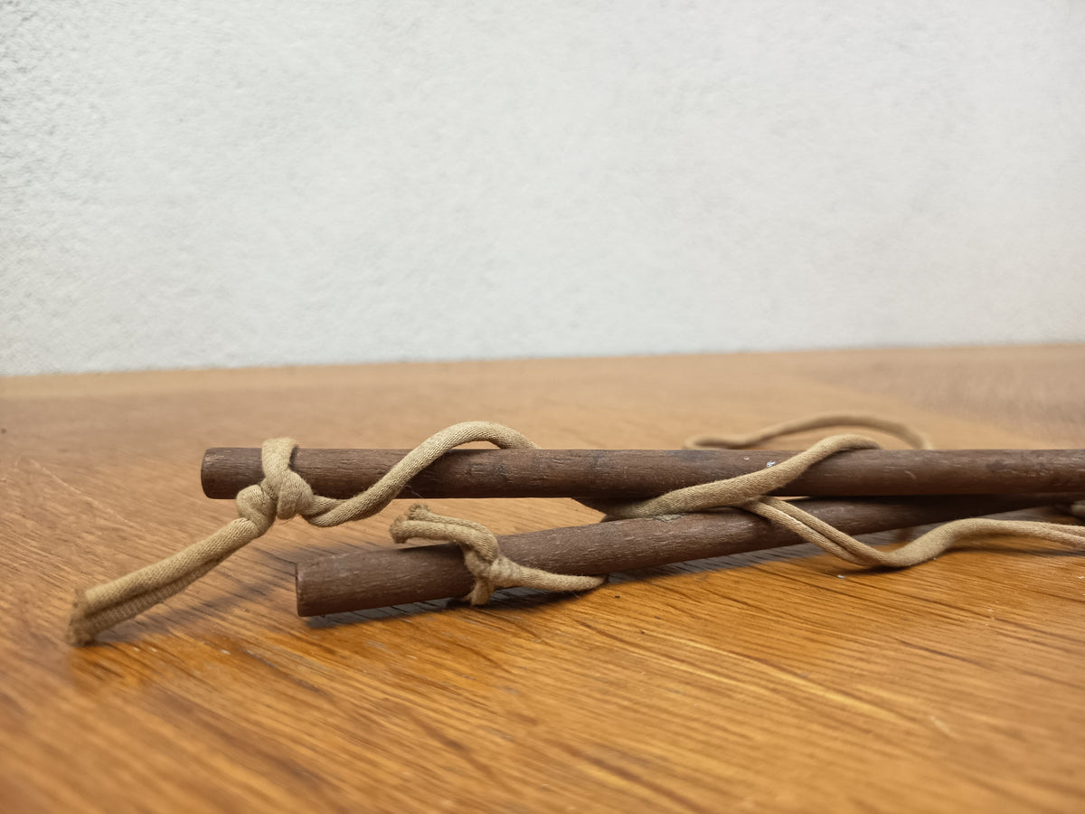 Ancien diabolo français Le Diavolux en caoutchouc vert avec baguettes en bois