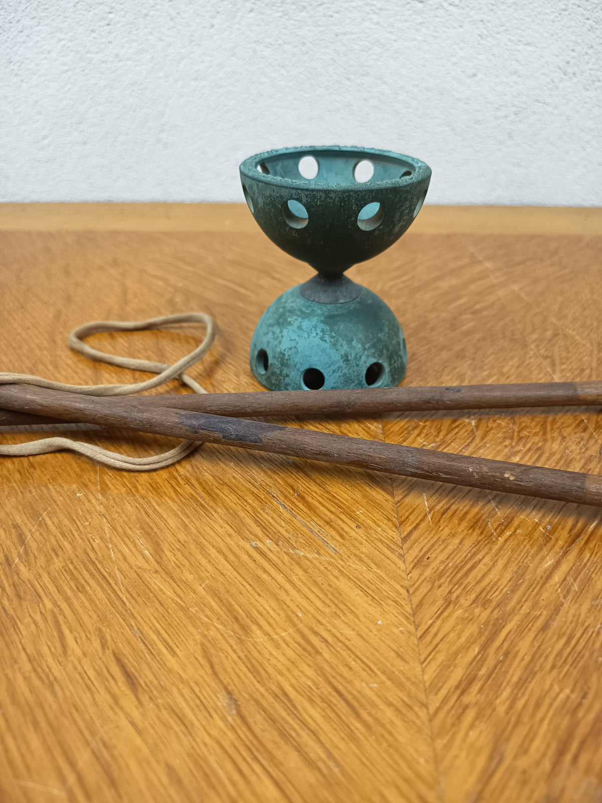 Ancien diabolo français Le Diavolux en caoutchouc vert avec baguettes en bois