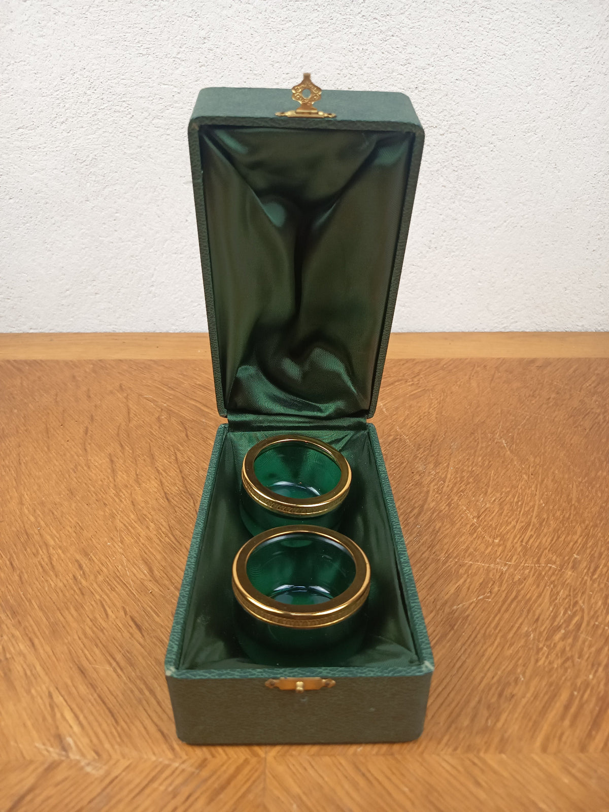 Paire de salerons vintage en verre vert et métal doré dans leur coffret d’origine