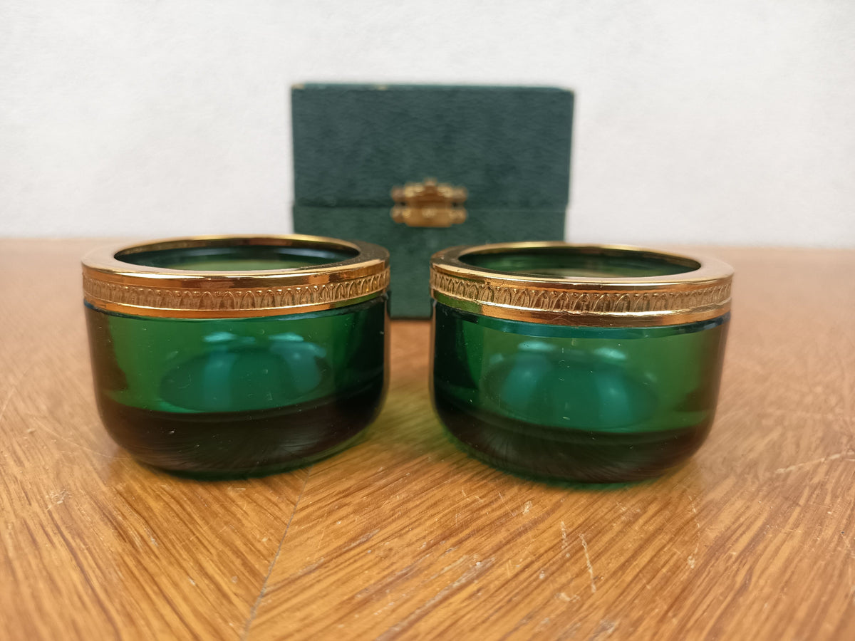 Paire de salerons vintage en verre vert et métal doré dans leur coffret d’origine