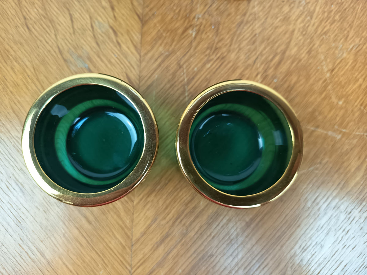 Paire de salerons vintage en verre vert et métal doré dans leur coffret d’origine