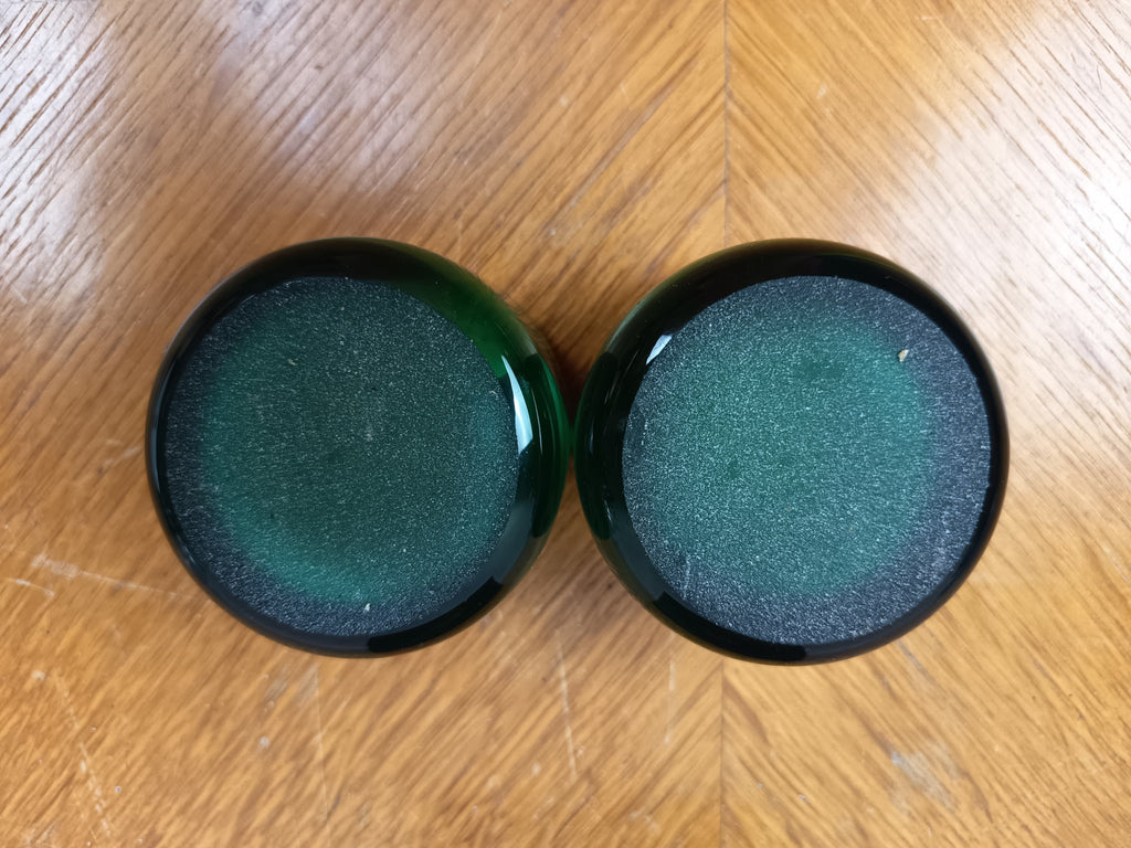 Paire de salerons vintage en verre vert et métal doré dans leur coffret d’origine