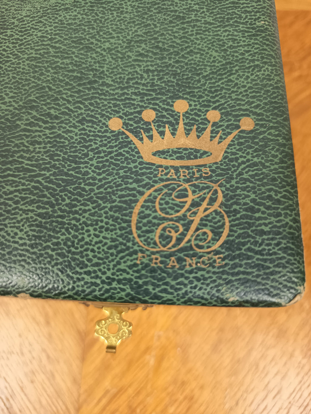 Paire de salerons vintage en verre vert et métal doré dans leur coffret d’origine