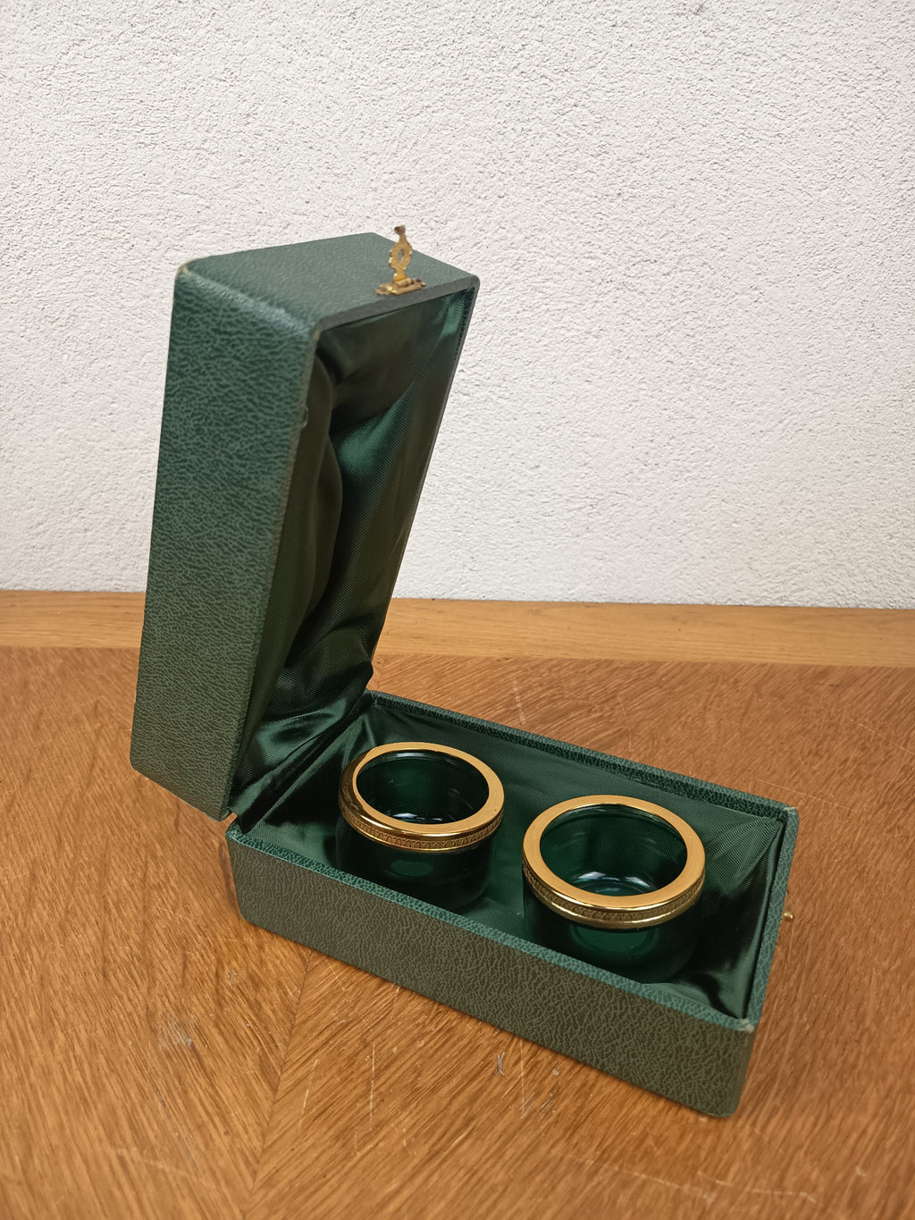 Paire de salerons vintage en verre vert et métal doré dans leur coffret d’origine
