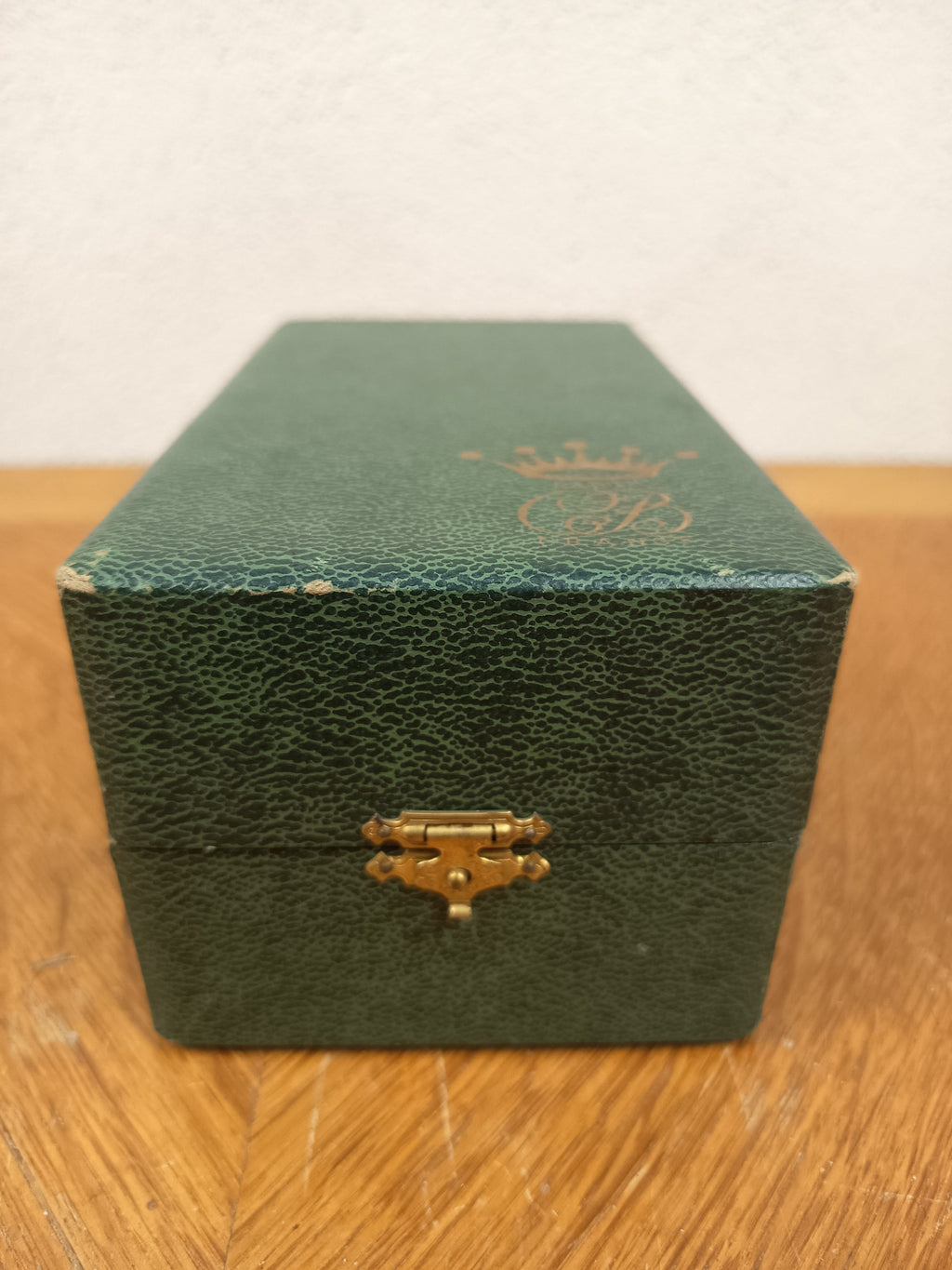 Paire de salerons vintage en verre vert et métal doré dans leur coffret d’origine