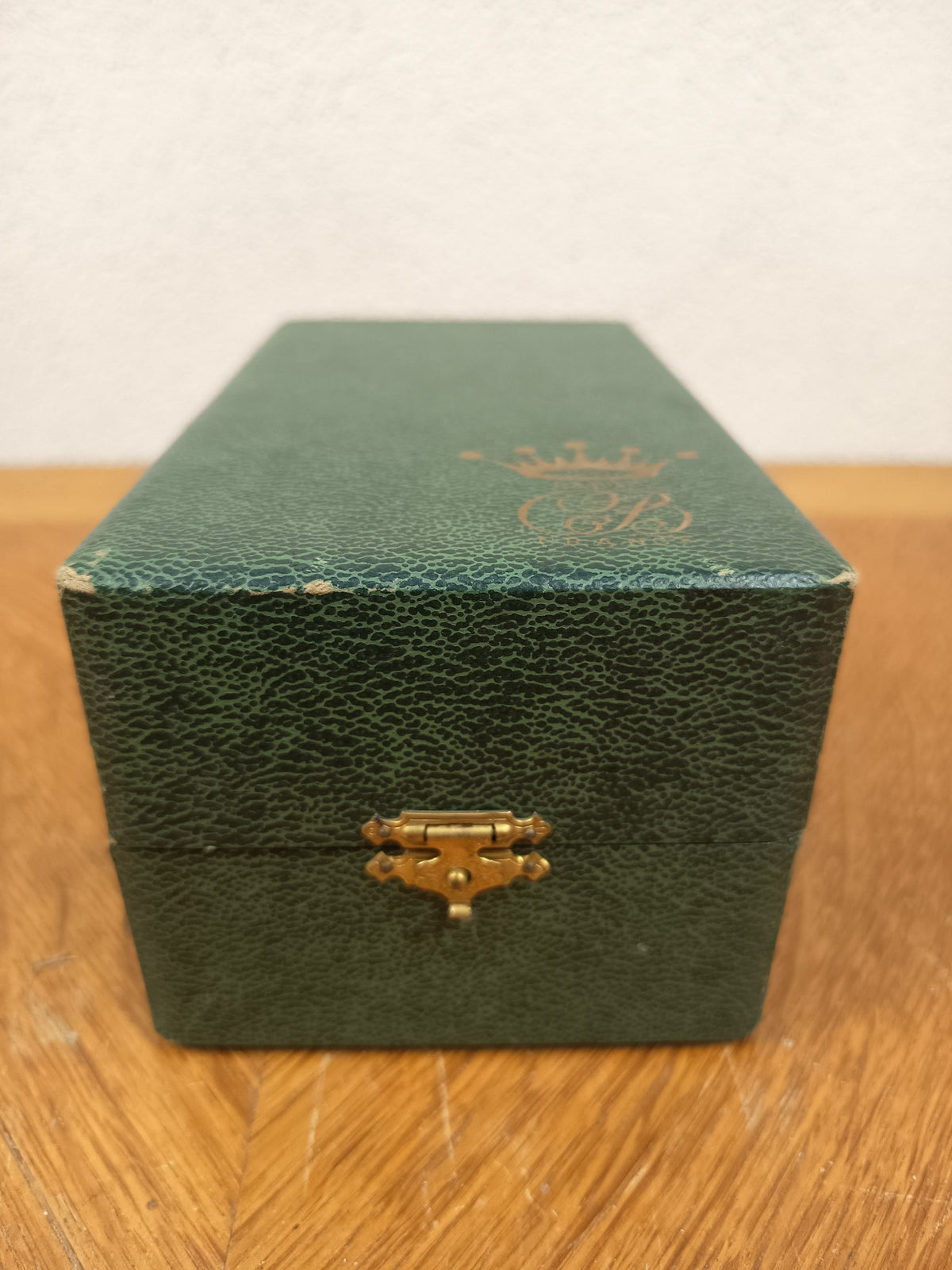 Paire de salerons vintage en verre vert et métal doré dans leur coffret d’origine