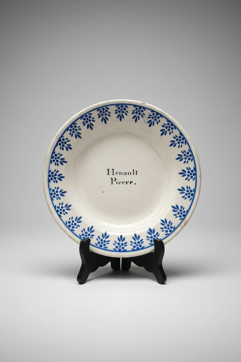 Assiette nominative ancienne Henault Pierre en faïence à décor bleu de l’Auxerrois