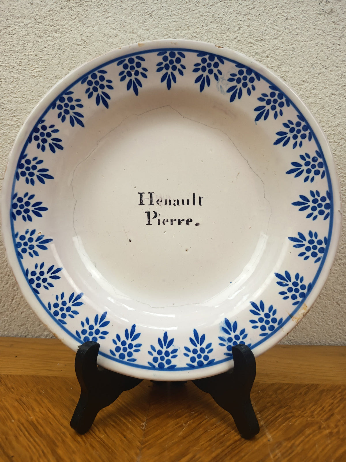 Assiette nominative ancienne Henault Pierre en faïence à décor bleu de l’Auxerrois