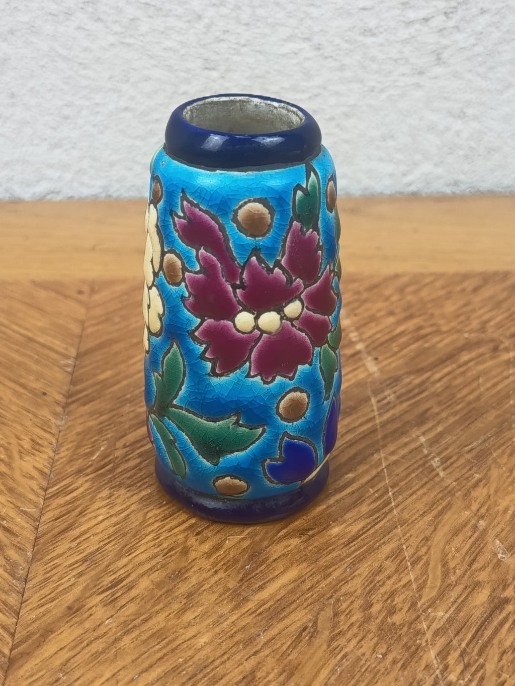 Petit vase miniature émaillé à décor floral polychrome sur fond bleu turquoise
