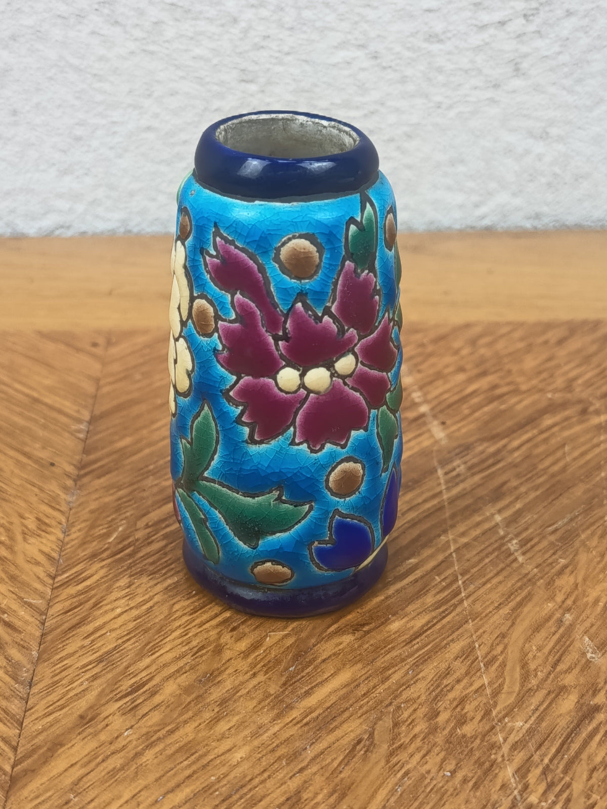 Petit vase miniature émaillé à décor floral polychrome sur fond bleu turquoise