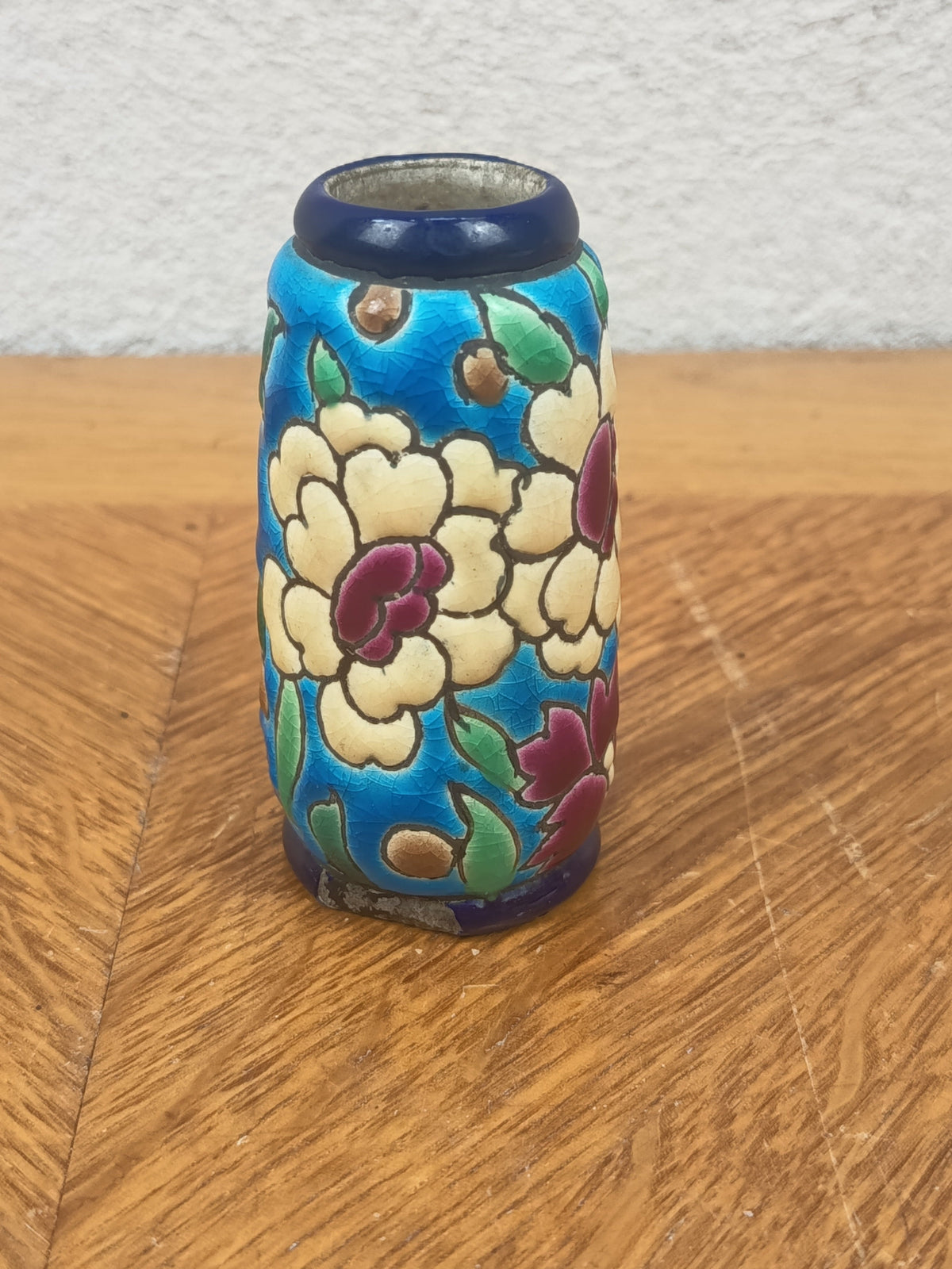 Petit vase miniature émaillé à décor floral polychrome sur fond bleu turquoise