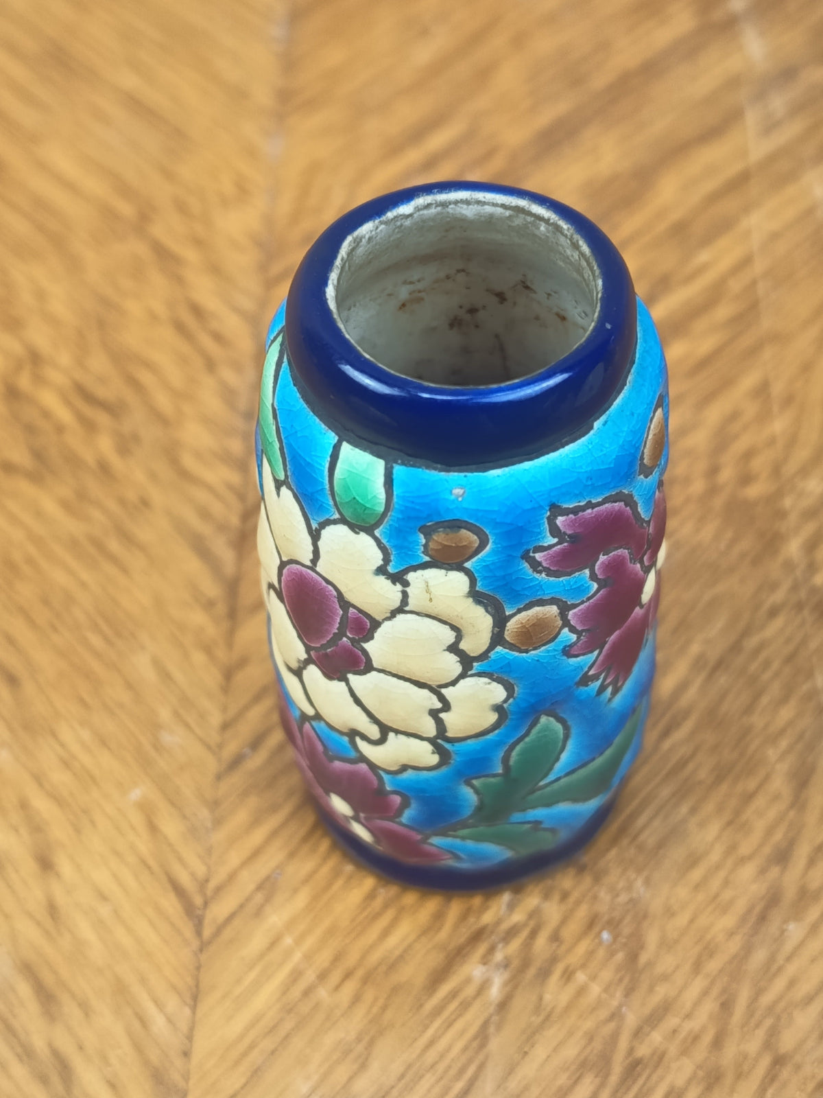 Petit vase miniature émaillé à décor floral polychrome sur fond bleu turquoise