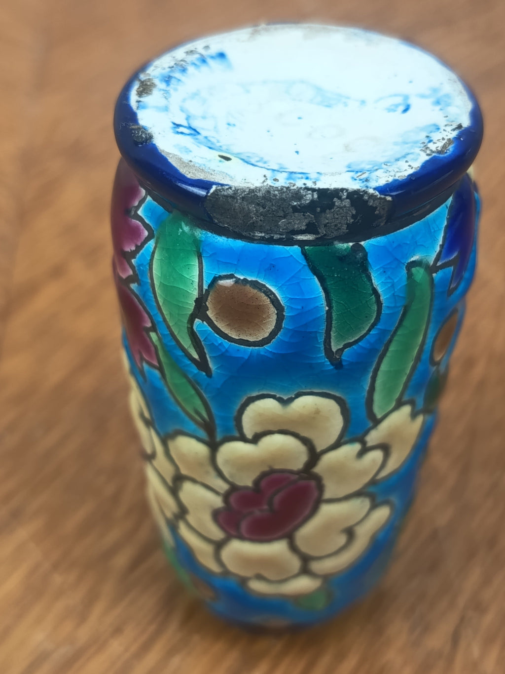 Petit vase miniature émaillé à décor floral polychrome sur fond bleu turquoise