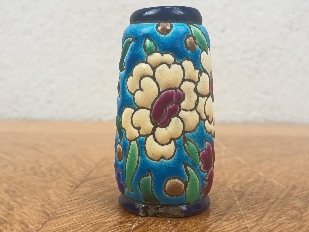 Petit vase miniature émaillé à décor floral polychrome sur fond bleu turquoise