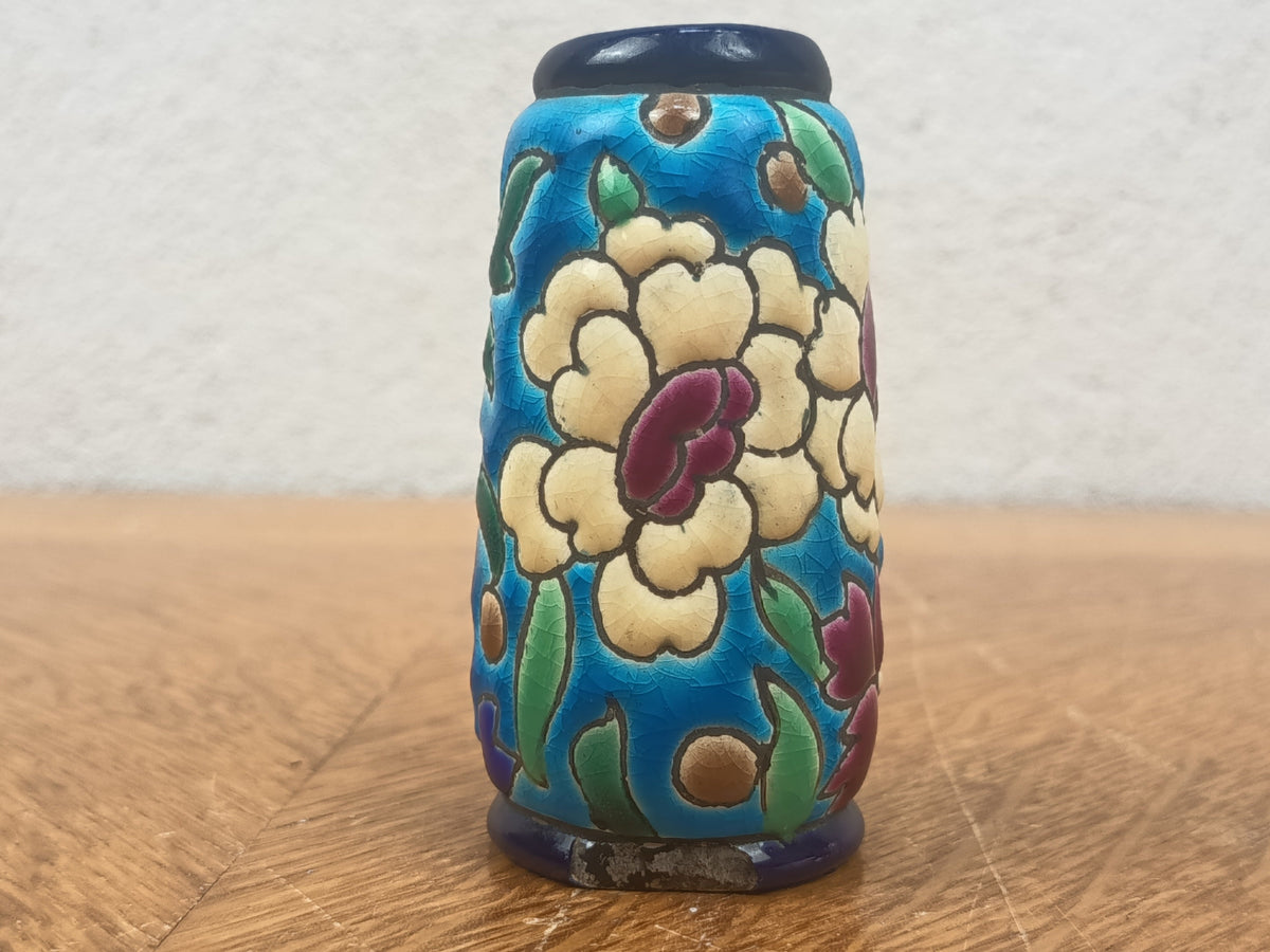 Petit vase miniature émaillé à décor floral polychrome sur fond bleu turquoise