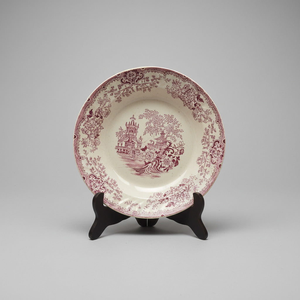 Assiette creuse ancienne en terre de fer décor Colandine bordeaux avec pagodes et fleurs