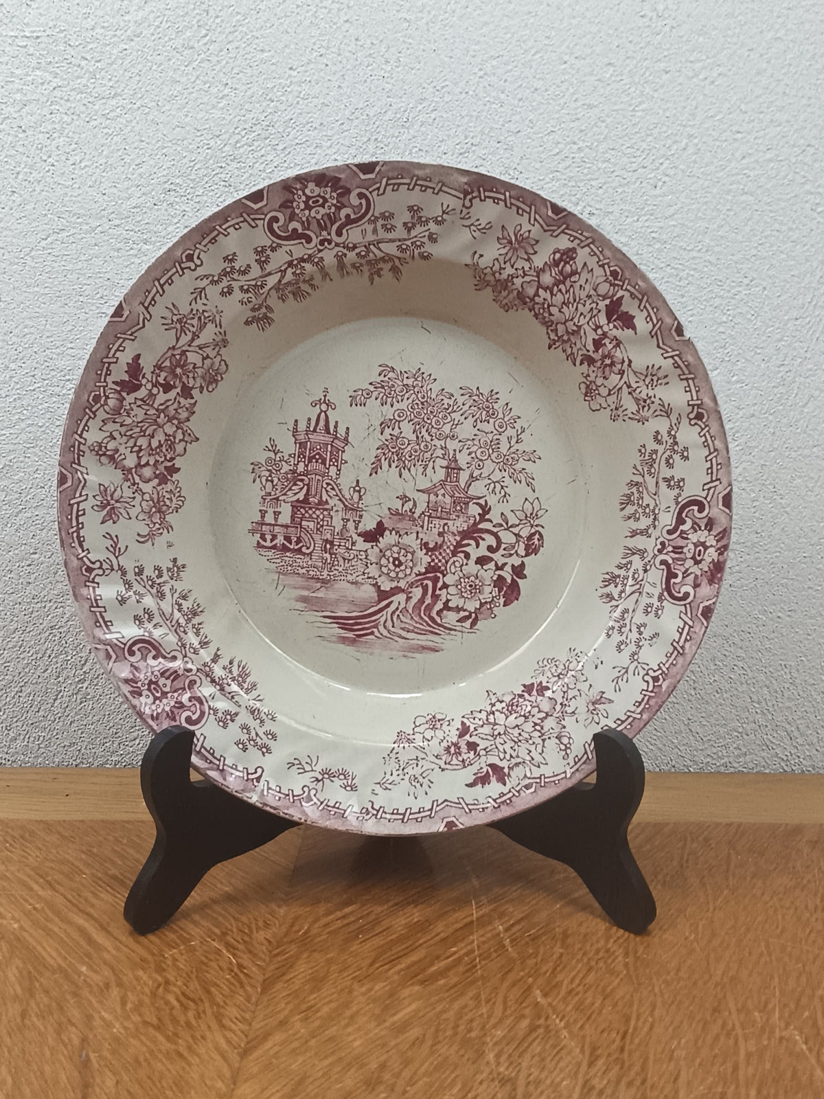 Assiette creuse ancienne en terre de fer décor Colandine bordeaux avec pagodes et fleurs