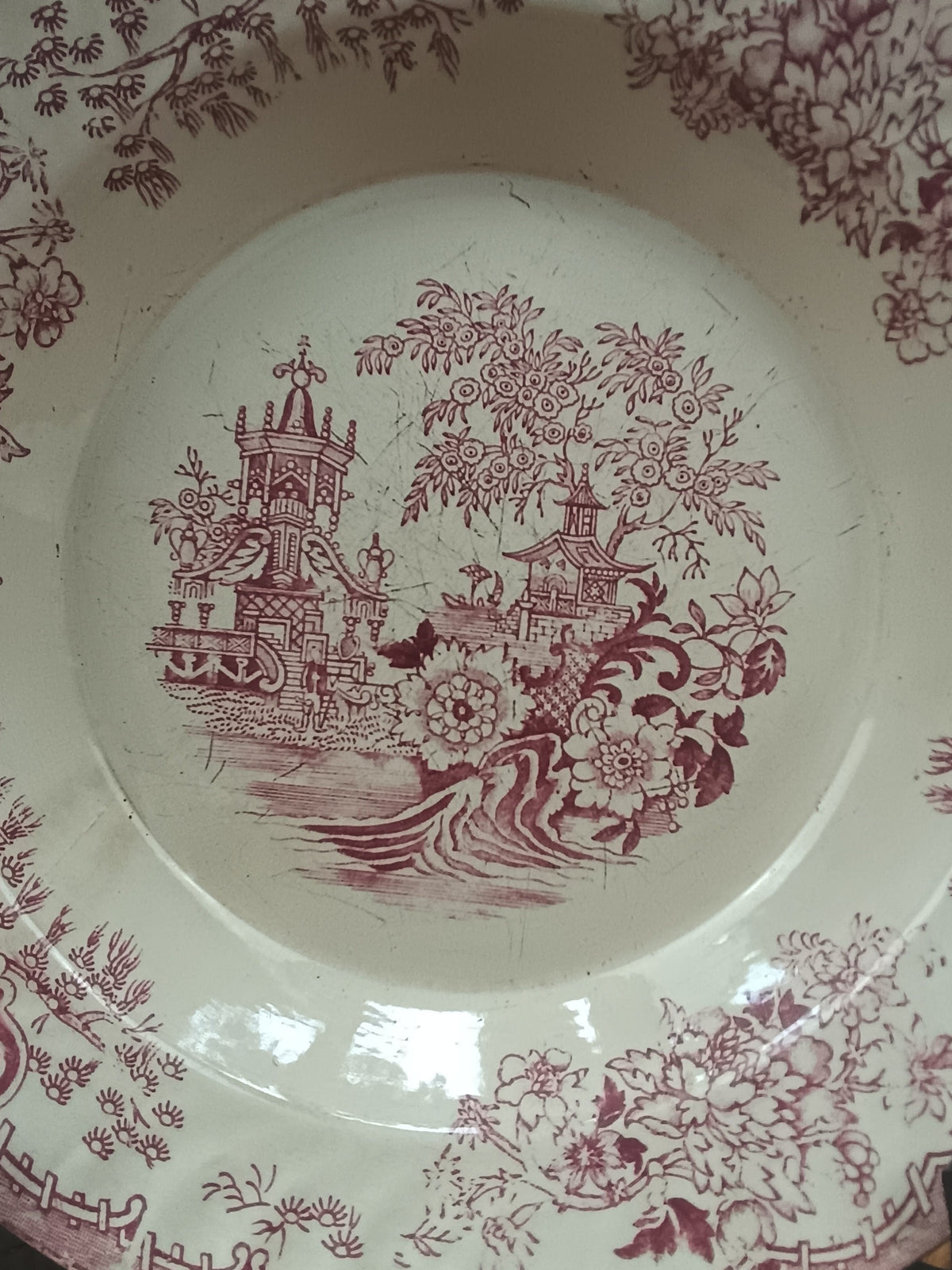 Assiette creuse ancienne en terre de fer décor Colandine bordeaux avec pagodes et fleurs