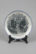 assiette À Madagascar numéro VII, assiette Boulenger, HB et Cie, Choisy-le-Roi, assiette parlante ancienne, Terre de Fer, faïence XIXe siècle, assiette militaire ancienne, céramique coloniale, assiette de collection.
