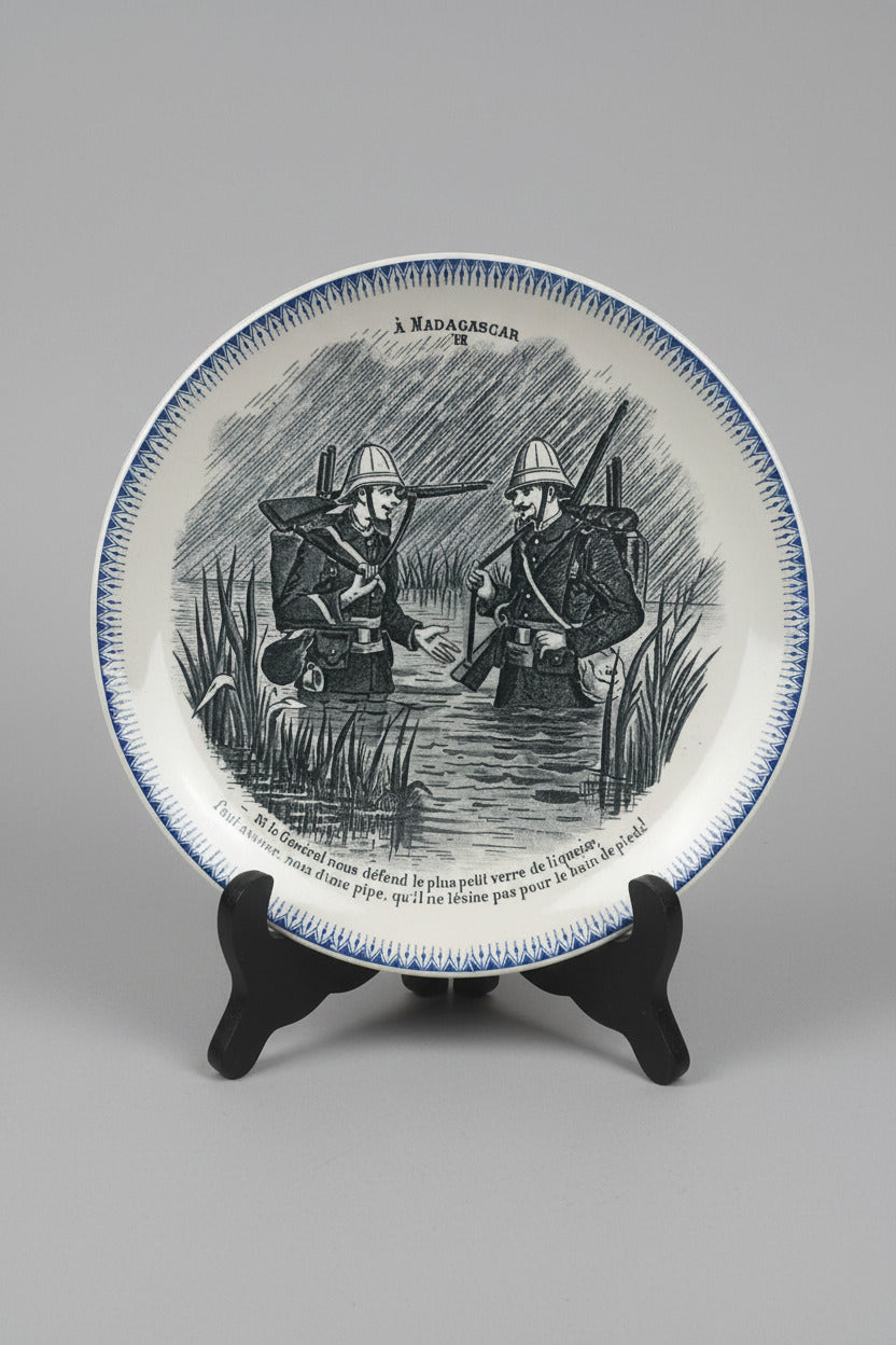 assiette À Madagascar numéro VII, assiette Boulenger, HB et Cie, Choisy-le-Roi, assiette parlante ancienne, Terre de Fer, faïence XIXe siècle, assiette militaire ancienne, céramique coloniale, assiette de collection.
