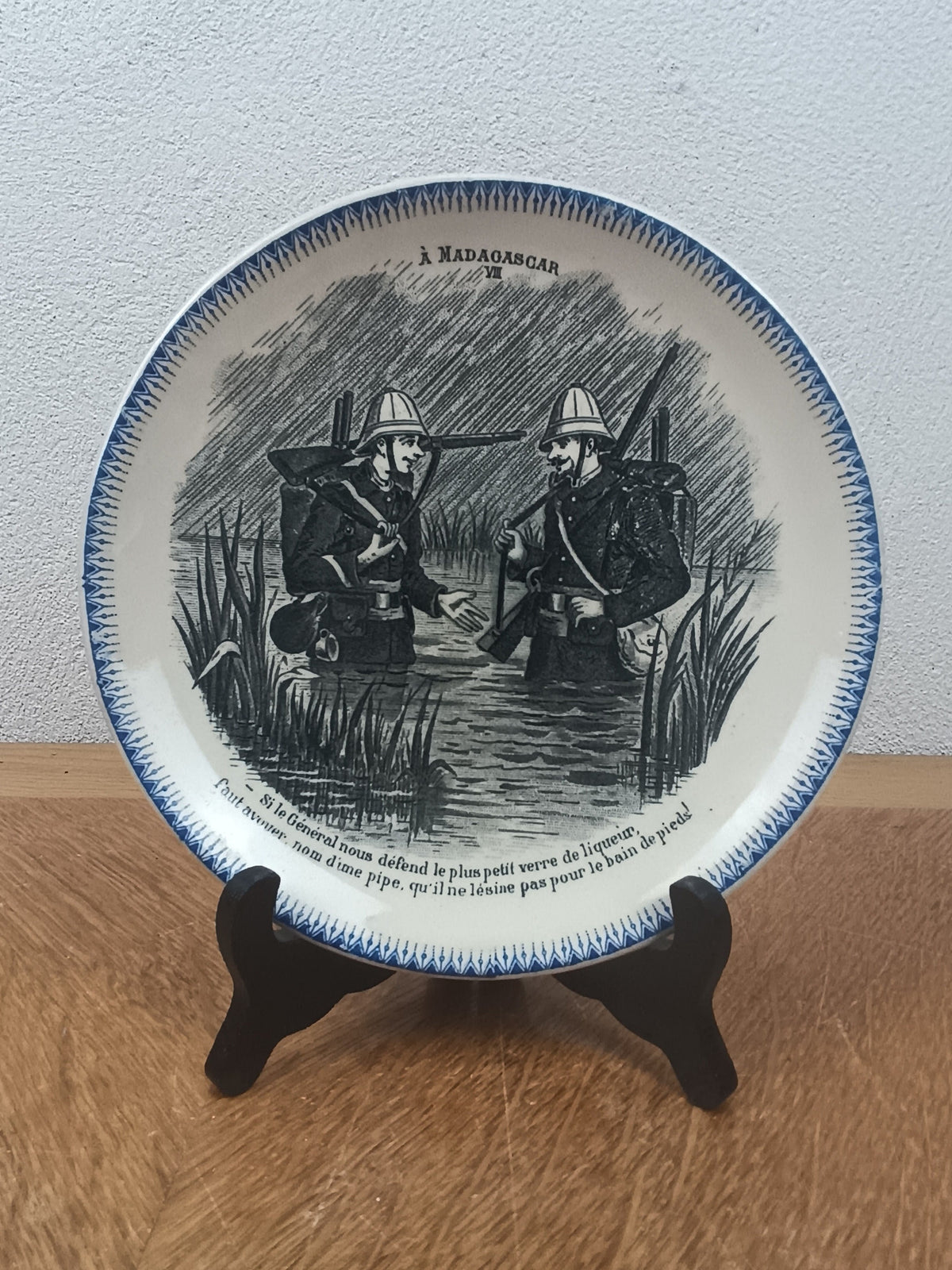 assiette À Madagascar numéro VII, assiette Boulenger, HB et Cie, Choisy-le-Roi, assiette parlante ancienne, Terre de Fer, faïence XIXe siècle, assiette militaire ancienne, céramique coloniale, assiette de collection.