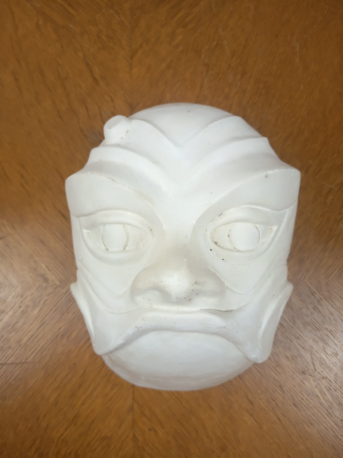 Masque mural vintage en plâtre blanc représentant un visage masculin fantastique en relief