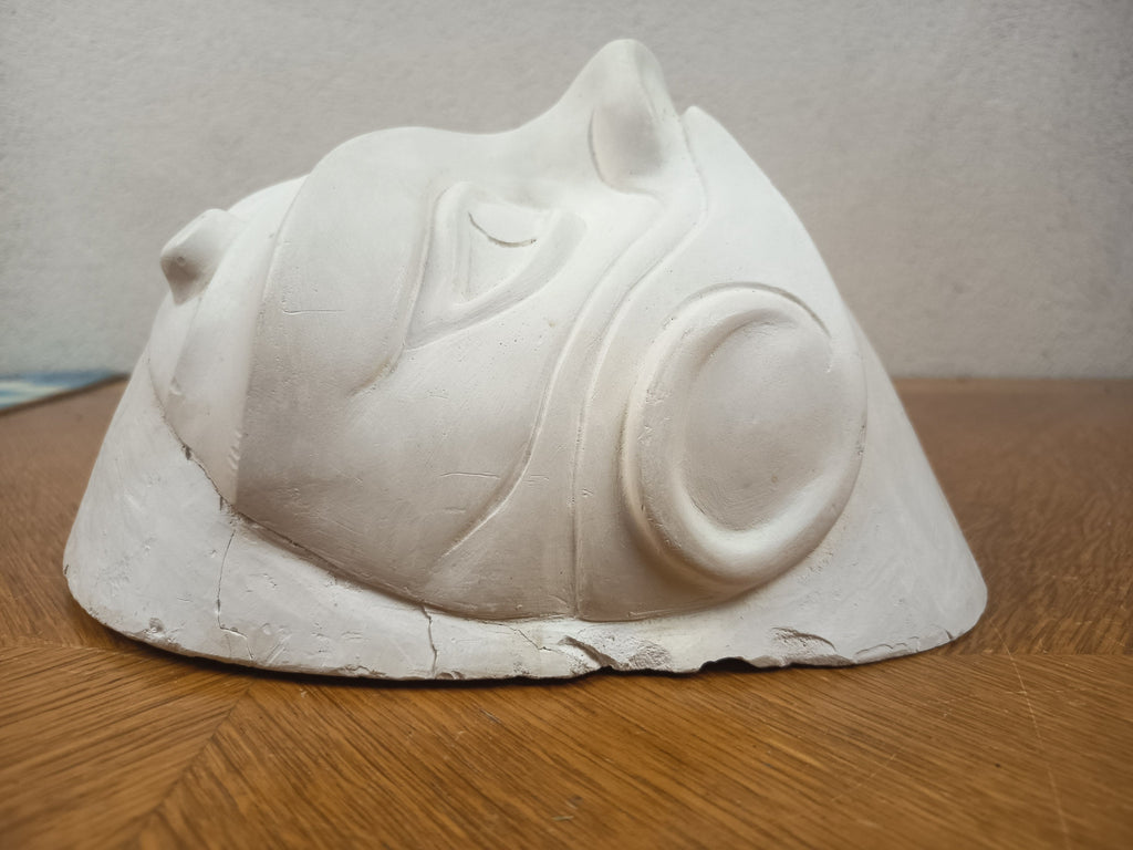 Masque mural vintage en plâtre blanc représentant un visage masculin fantastique en relief