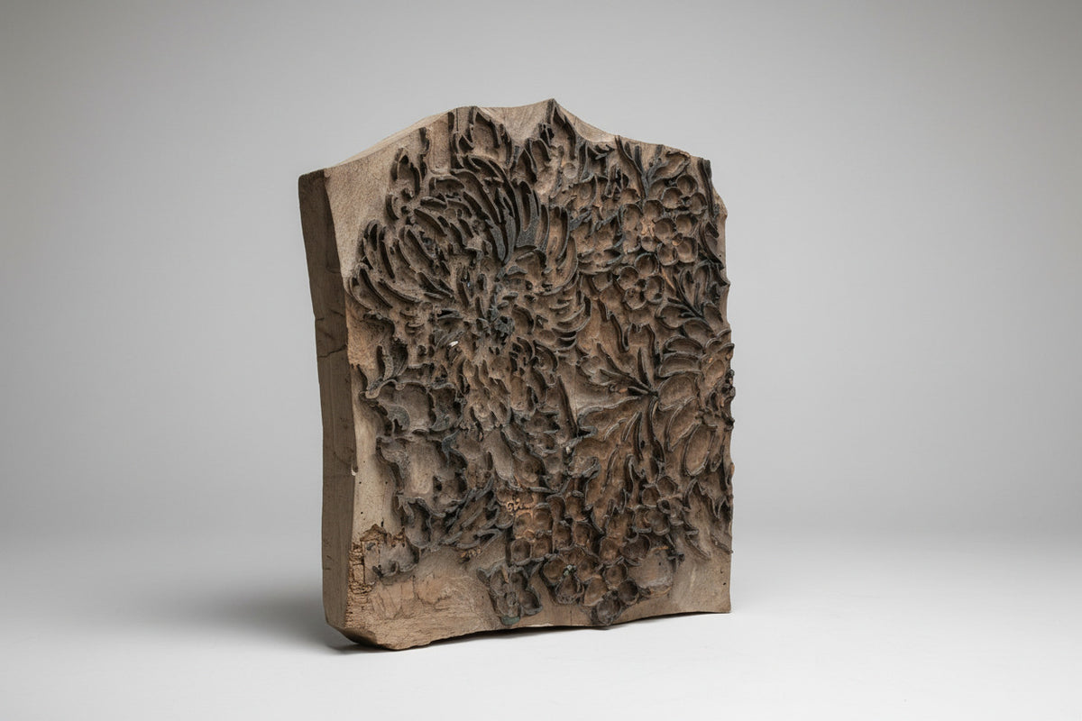 Grande planche d’impression textile ancienne en bois et métal à décor de pivoines japonisantes, 41 × 35 cm