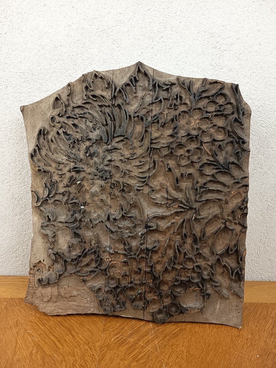Grande planche d’impression textile ancienne en bois et métal à décor de pivoines japonisantes, 41 × 35 cm