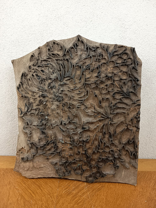 Grande planche d’impression textile ancienne en bois et métal à décor de pivoines japonisantes, 41 × 35 cm