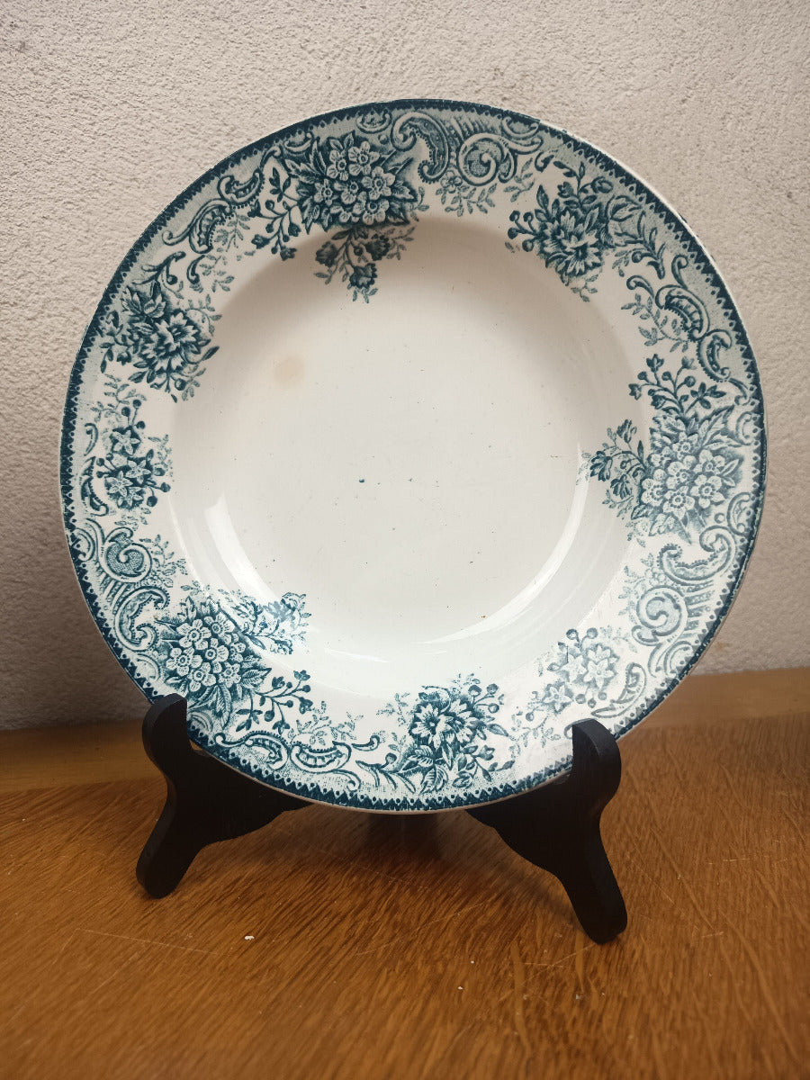 Paire d’assiettes creuses anciennes en terre de fer Saint-Amandinoise modèle Printania, décor floral bleu-vert