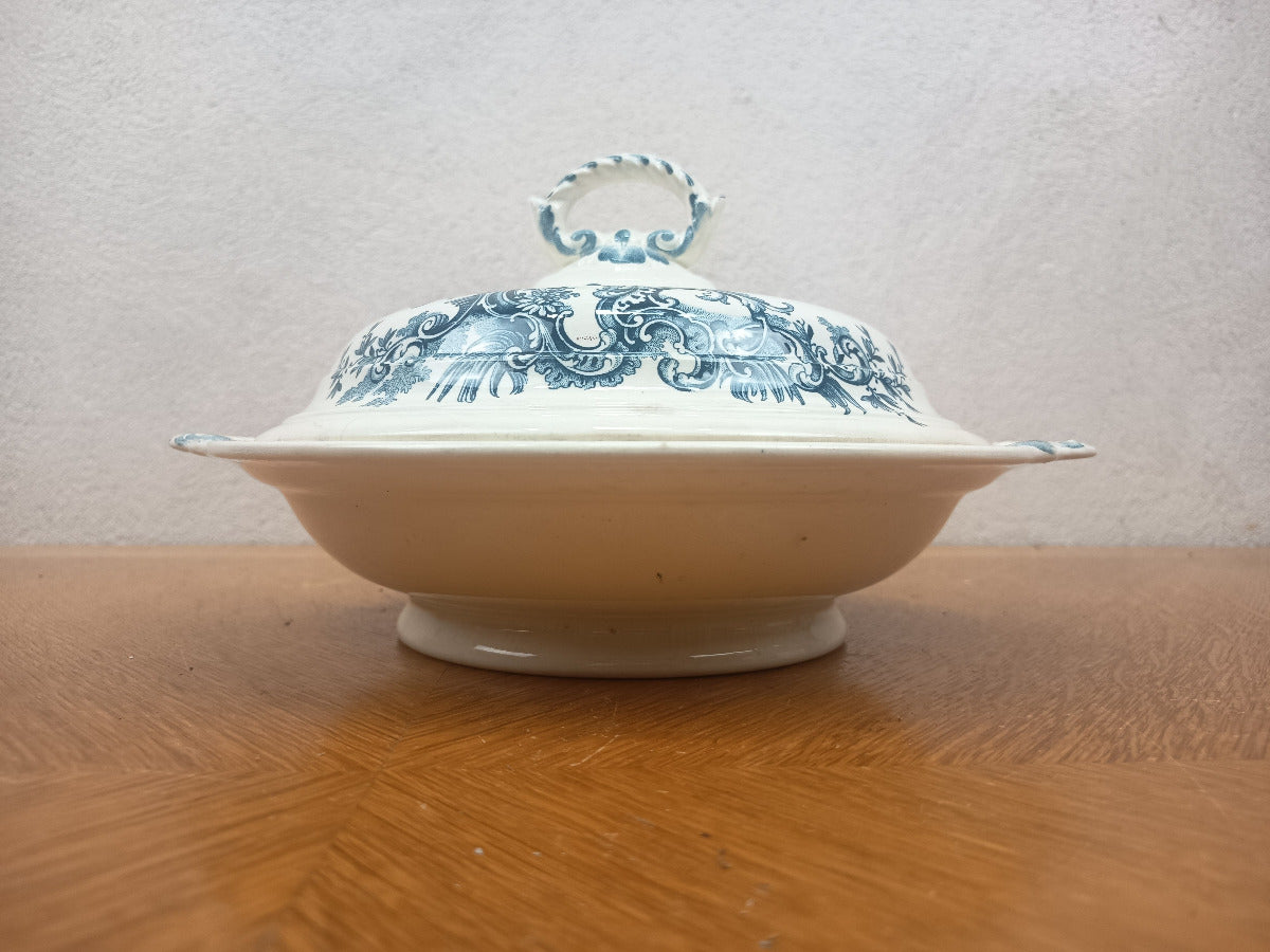Légumier couvert ancien Boch Frères modèle Régent en faïence fine bleu-vert vers 1900