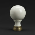 Boule d’escalier ancienne en porcelaine ivoire craquelée avec base en laiton