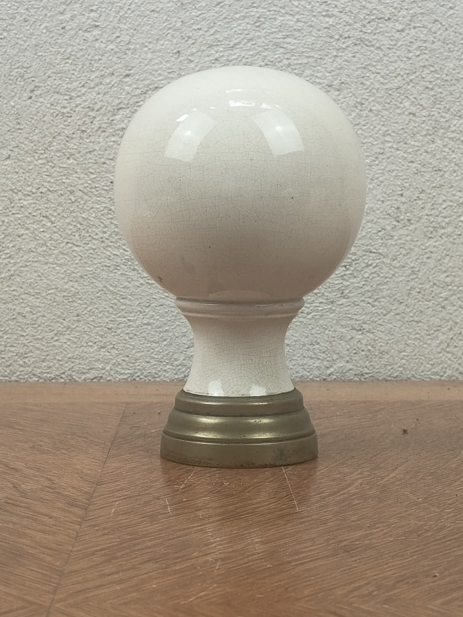 Boule d’escalier ancienne en porcelaine ivoire craquelée avec base en laiton