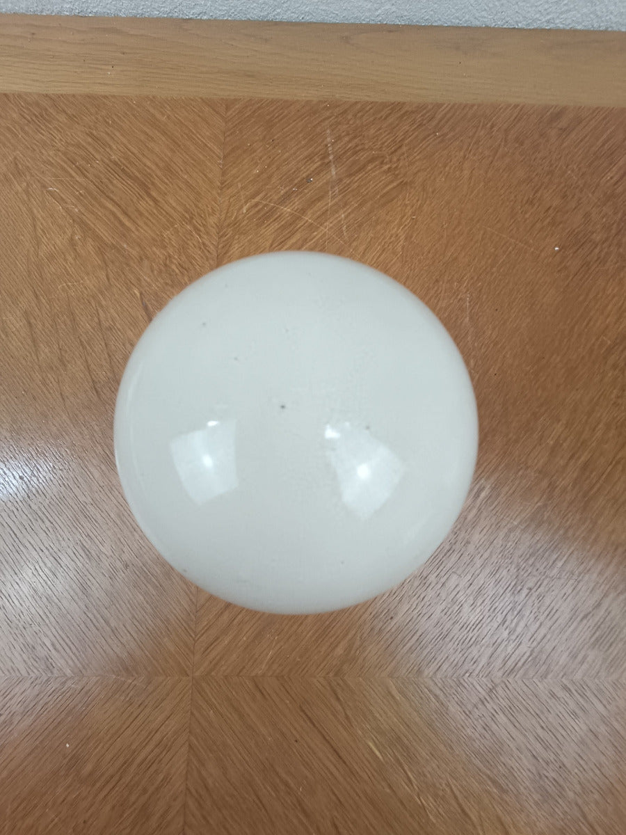 Boule d’escalier ancienne en porcelaine ivoire craquelée avec base en laiton