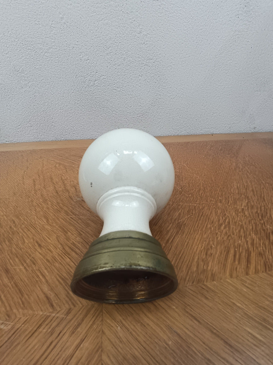 Boule d’escalier ancienne en porcelaine ivoire craquelée avec base en laiton