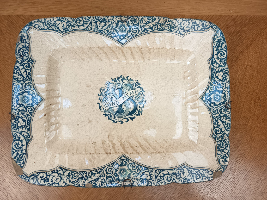 Plat ancien Gien pour Sarah Bernhardt – Monogramme SB et devise « Quand Même »