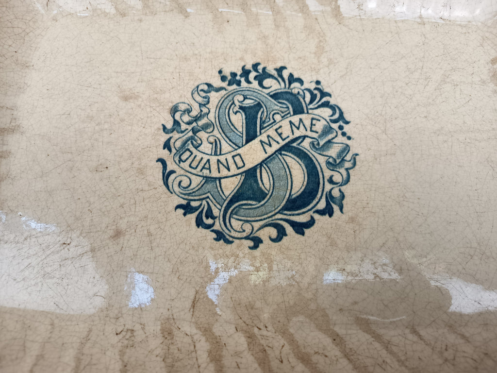 Plat ancien Gien pour Sarah Bernhardt – Monogramme SB et devise « Quand Même »